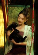 张雨绮新戏妖猫传怀抱黑猫妩媚，力压赵丽颖拿下主角